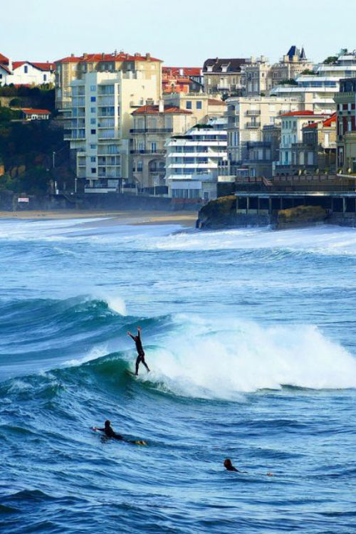 surfers_biarritz_france